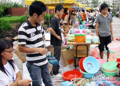 兼职创业摆地摊能成吗?卖啥小本钱还赚钱?