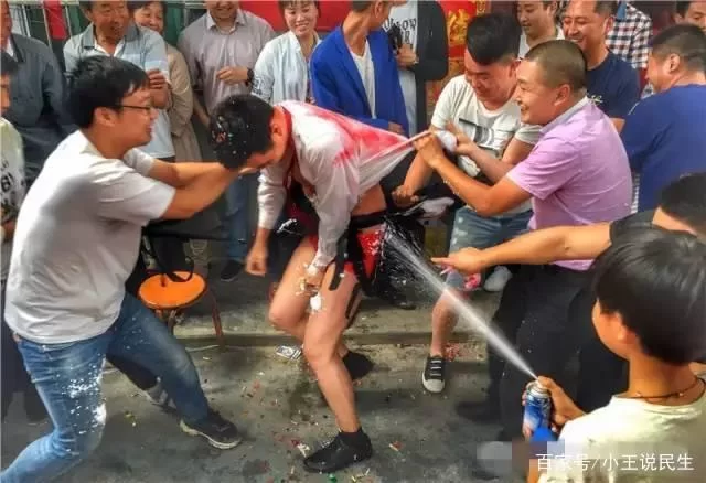 兼职伴娘遇婚闹被性侵,这种恶俗该禁止?
