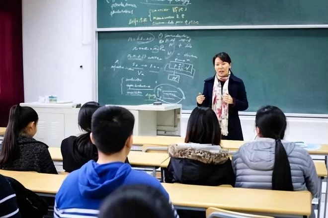 兼职与专任有啥不同?专任教师算全职吗?