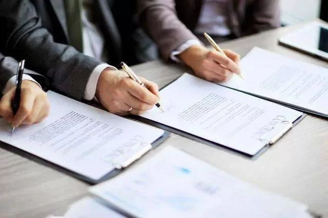 兼职不排班、不签合同、不买社保,违法吗?