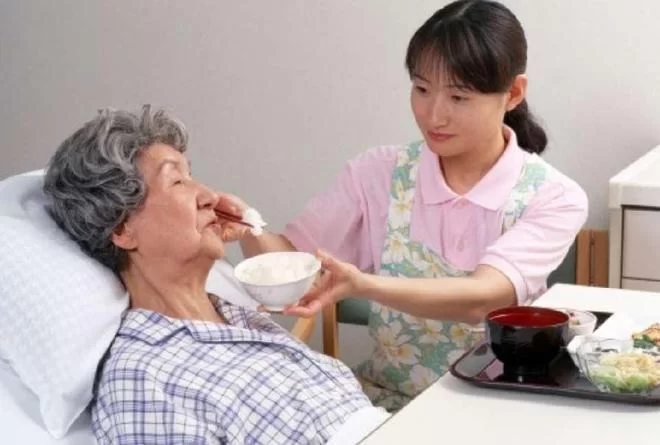 兴义兼职保姆，王妈保姆如何辅助老人排精？