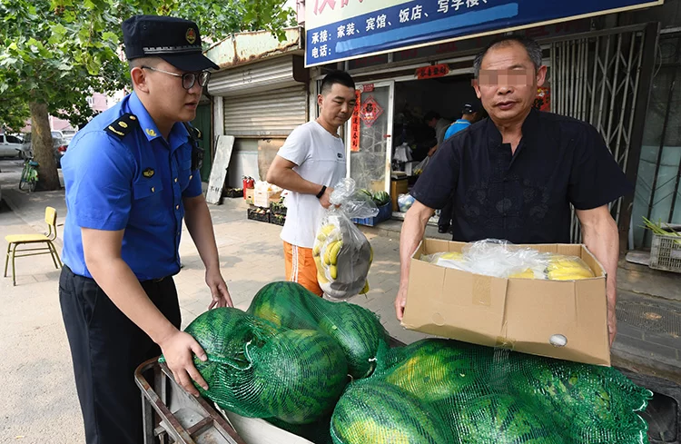 公园摆摊副业卖啥好,城管会管吗?矛盾咋处理?