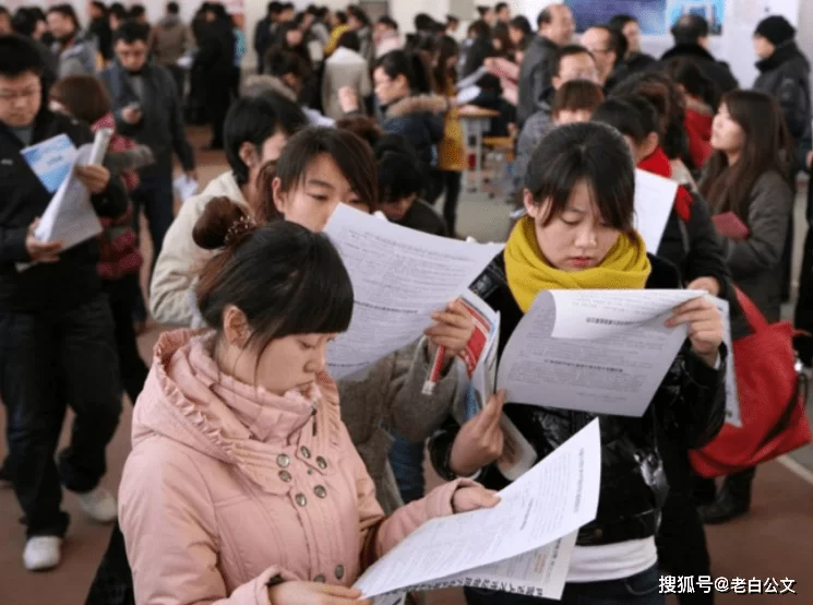 公务员能搞副业吗?从事30年还算副业吗?