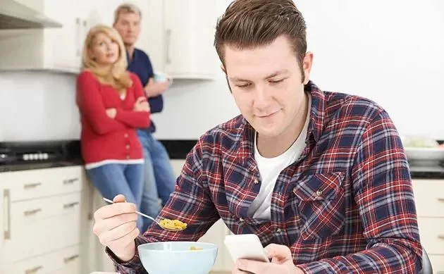 儿子兼职副业赚生活费,父母该支持还是心疼?