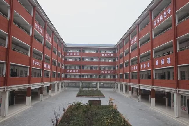 信阳师院东门招兼职吗,东门现在能进不?