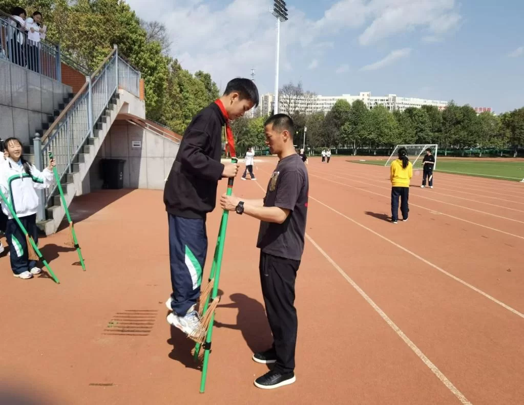 体育老师晚上兼职做教练,晚上8点后还能干啥?