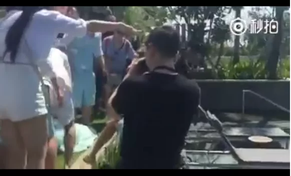 伴娘遇恶俗婚闹被绑接吻,这种情况该不该忍?