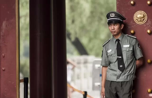 保安大叔副业真赚钱吗,小区读书火了引关注?