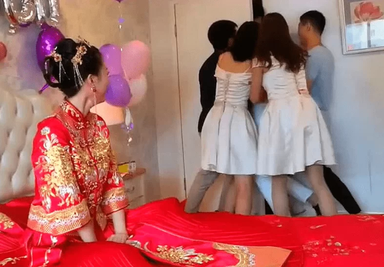 伴娘喂猫副业靠谱吗?耗子给猫当伴娘太疯狂?