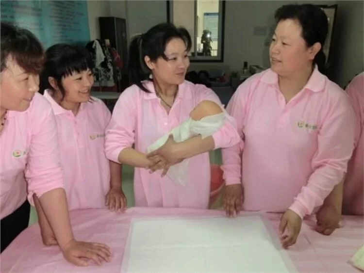 住家育儿副业干啥?育儿嫂月薪一般多少合适?