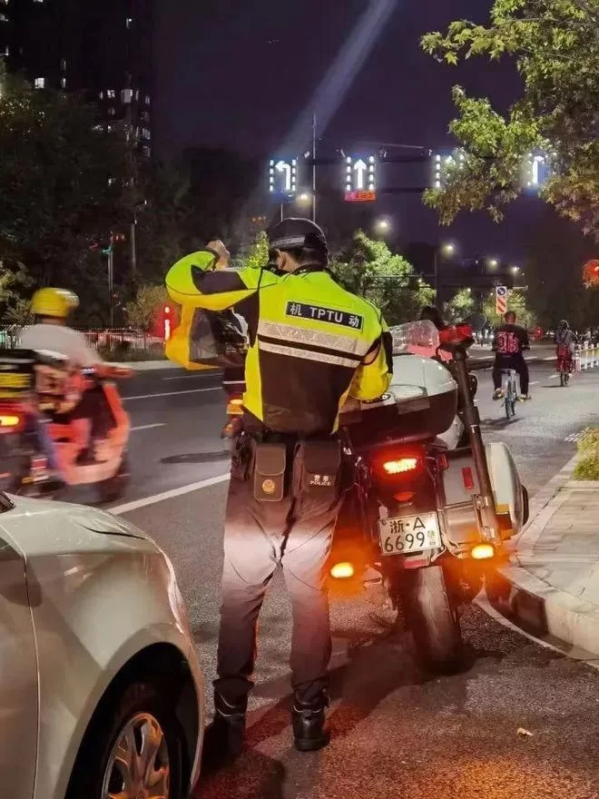 交警下班兼职做啥好?跑外卖滴滴要营运证不?