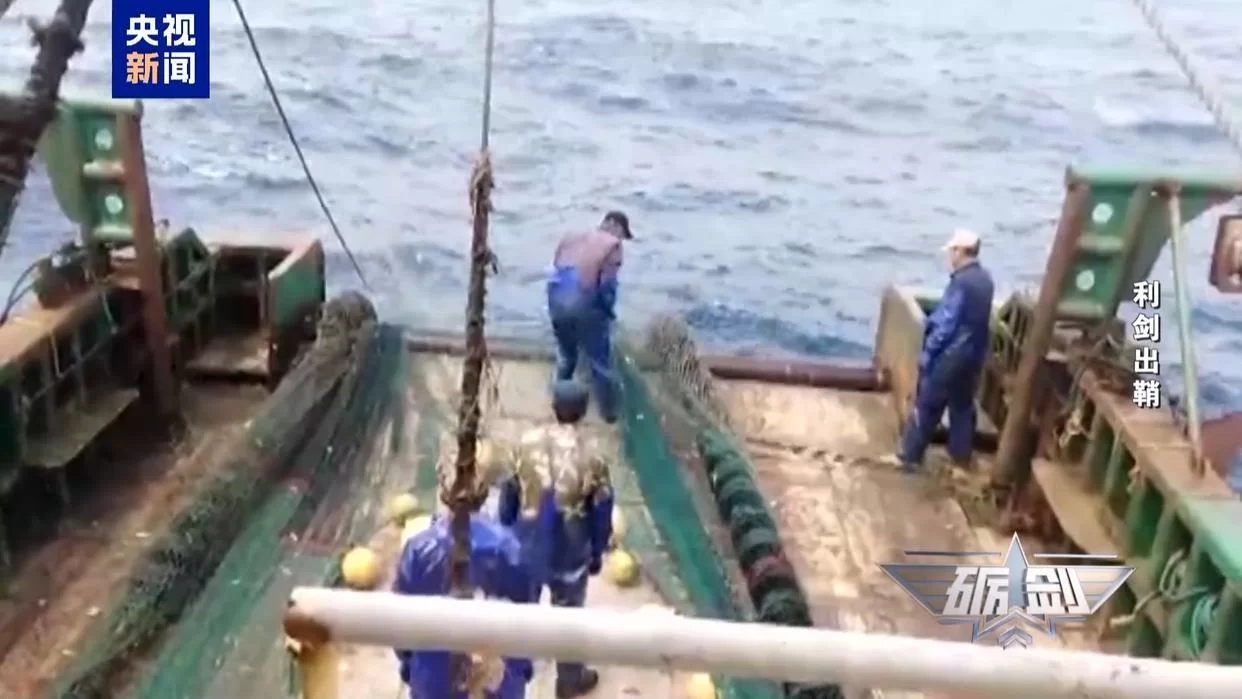 中国渔民捞间谍鱼反手举报，副业又找5米长章鱼？