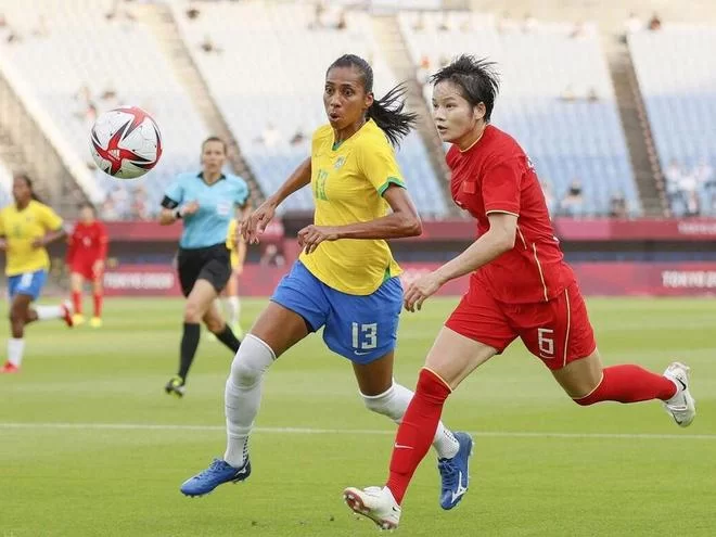 中国女足队员踢球之外还要上班，真是兼职的吗？