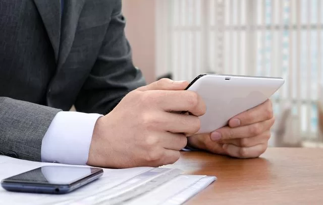 中年工作危机，副业和转行怎么选能渡过难关？