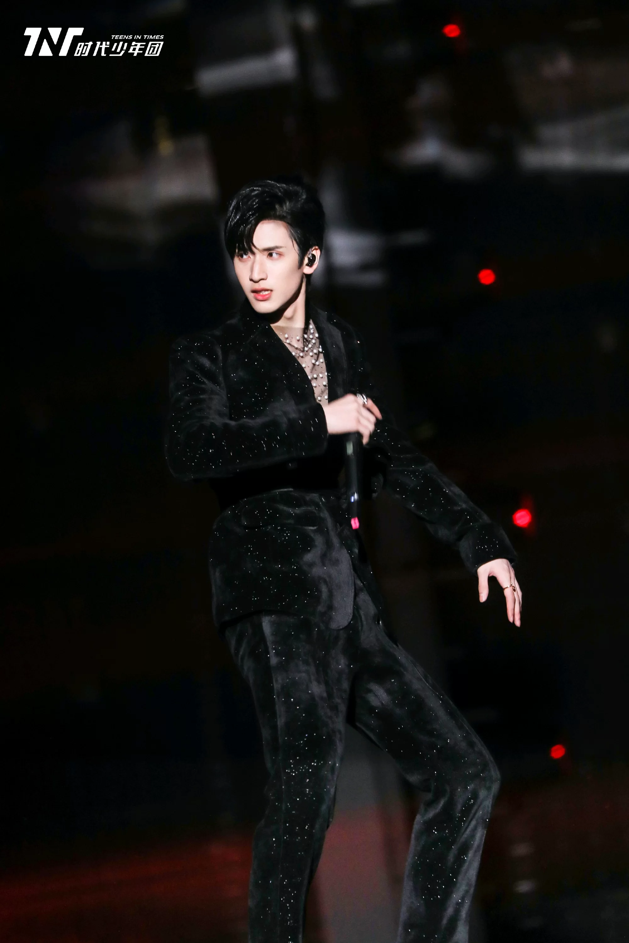 严浩翔腹肌惊艳全场，上海演唱会神图你看过吗？