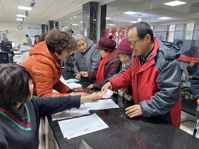 严查退休人员，哪些行为会导致养老金停发？