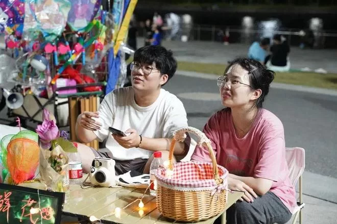 下班摆摊副业违法不?卖啥最受欢迎又赚钱?