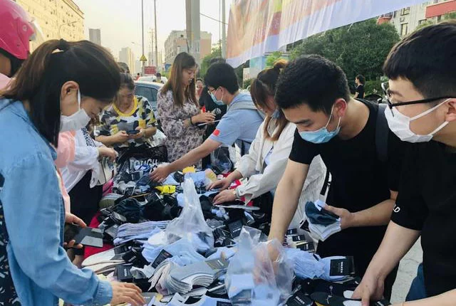 下班摆地摊做副业,卖什么最合适又受欢迎呢?