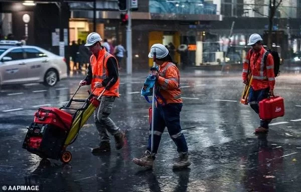 下雨天上班怎么处理?国庆去不下雨的地方玩!