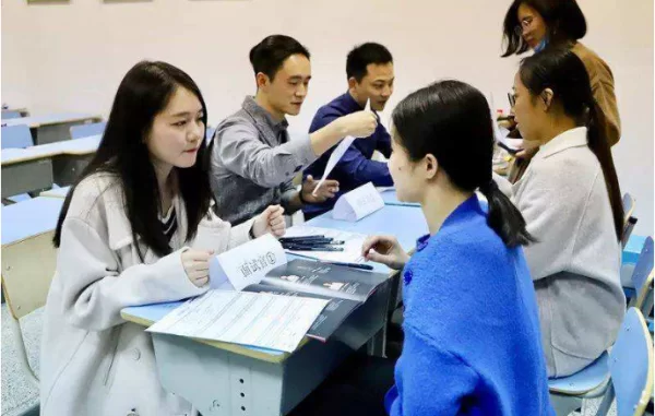 上班路上遇到兼职同事,打招呼还是假装没看见?