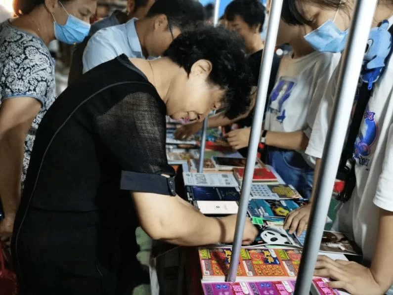 下班后健身副业摆摊,夜市卖啥小吃最赚钱?