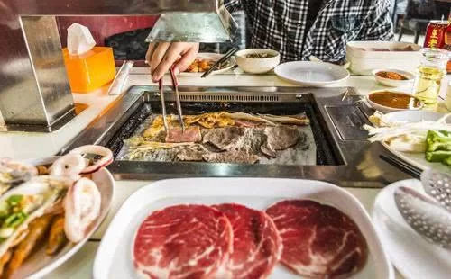 下班之后摆摊卖烤肉做副业，普通人能赚多少钱？