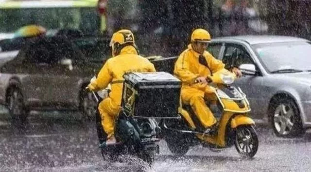 下班副业跑外卖还是摆摊，晚上摆摊卖啥好？