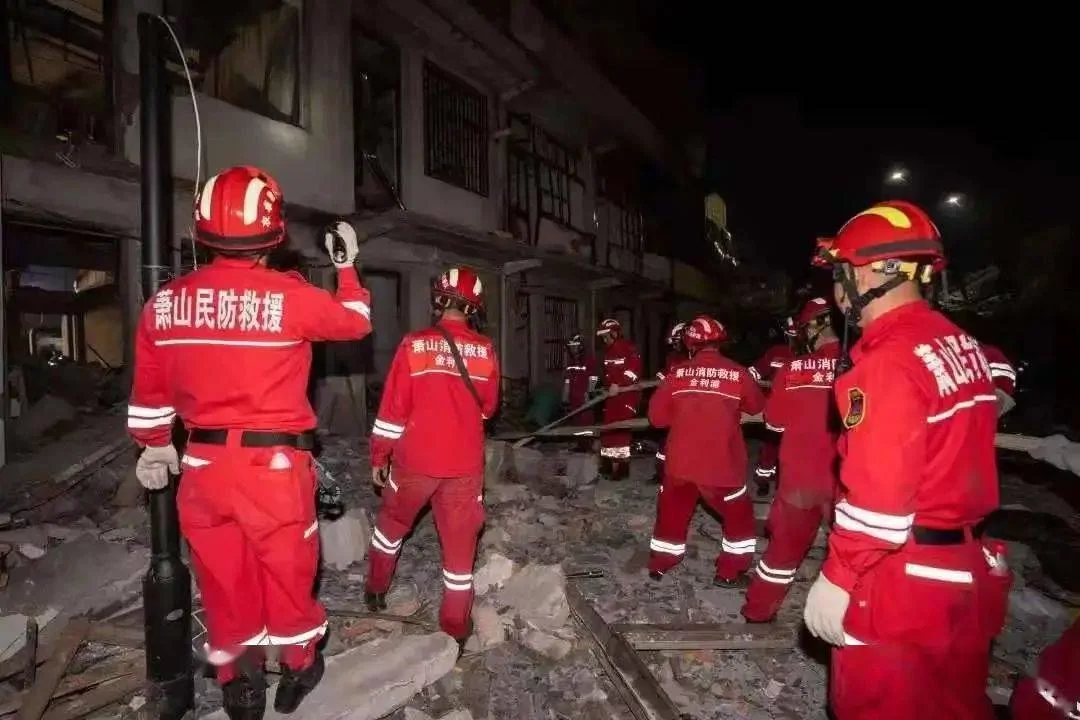 专兼职应急救援队伍成立红头文件需明确哪些人数和人员要求？