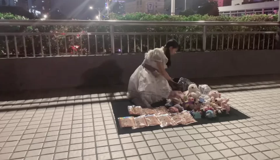 下班兼职摆地摊卖啥好?赚钱又受欢迎的小生意干啥好呢?