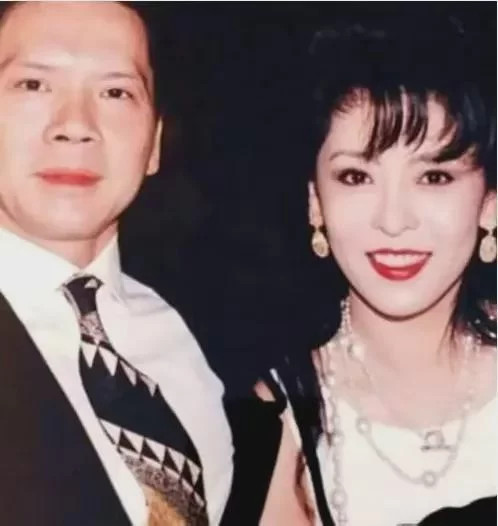 向华强老婆叫啥名，她是哪里人啥出身呀？