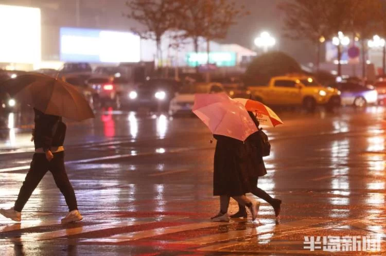 下着小雨的街头默默望着你远走是什么歌?小雨天经典老歌回忆杀