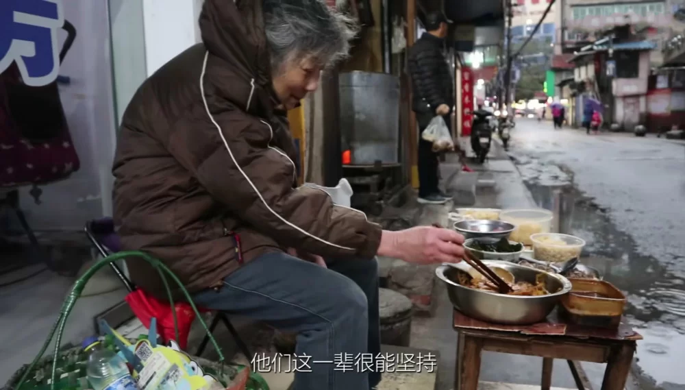 下班时间摆摊做副业,卖啥适合上班族又受欢迎?