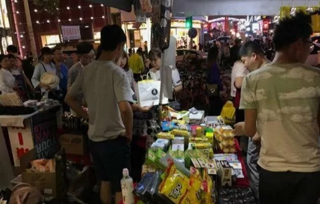 下班后摆摊卖什么零食副业好,上班族女生轻松赚钱又简单?