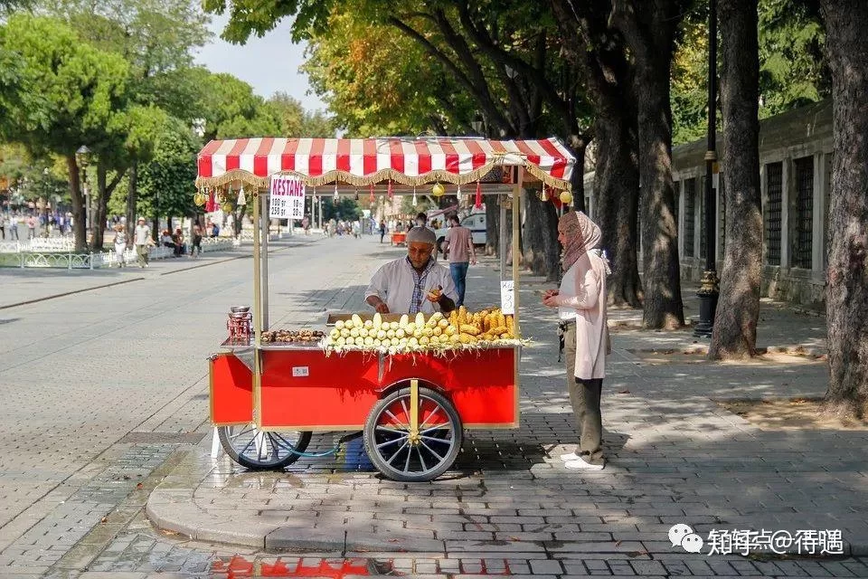 下班后摆地摊做副业好不好呀?适合上班族卖啥最受欢迎?