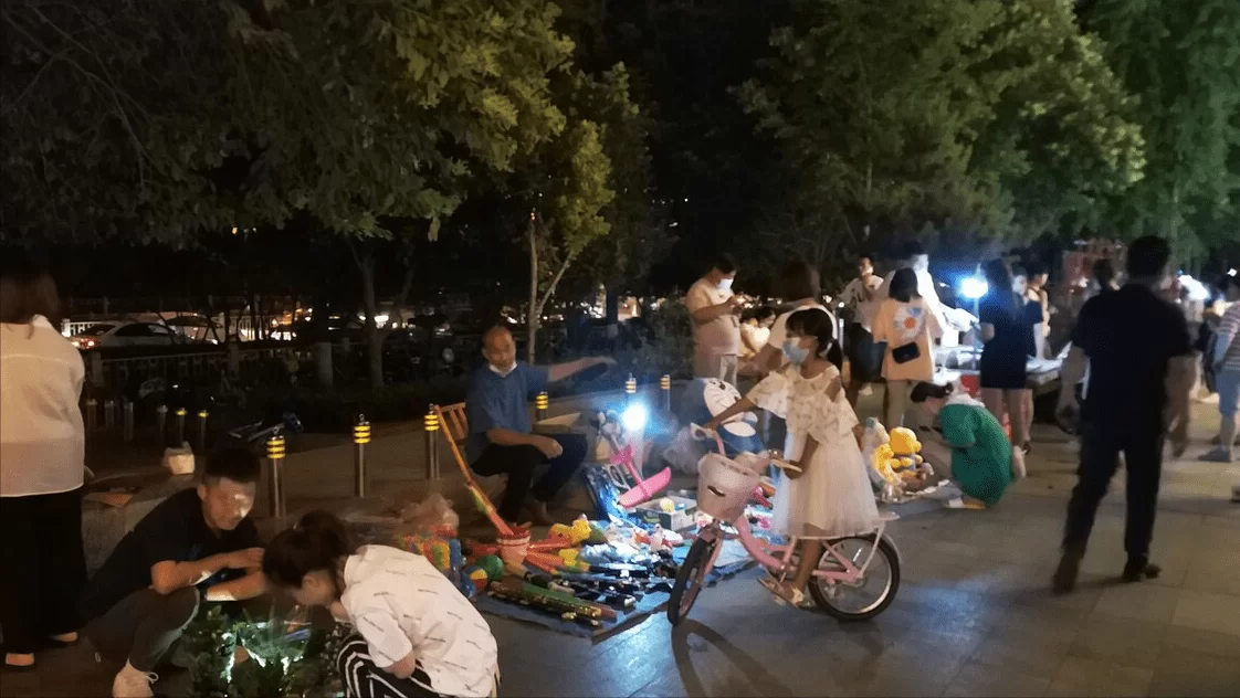 下班后兼职副业卖袜子,晚上摆摊2小时轻松赚钱靠谱吗?