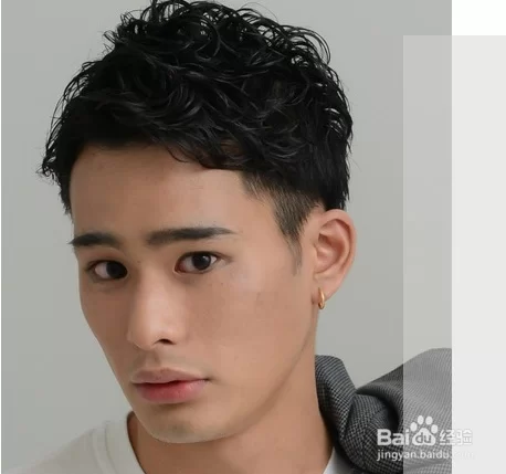 中年适合什么发型?圆脸胖脸白发男士发型这样选更精神!