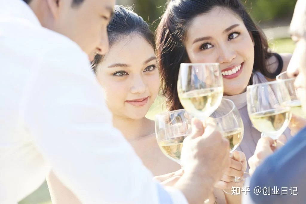 上班族女生副业化妆搞钱靠谱?零投资手机兼职能还债吗?