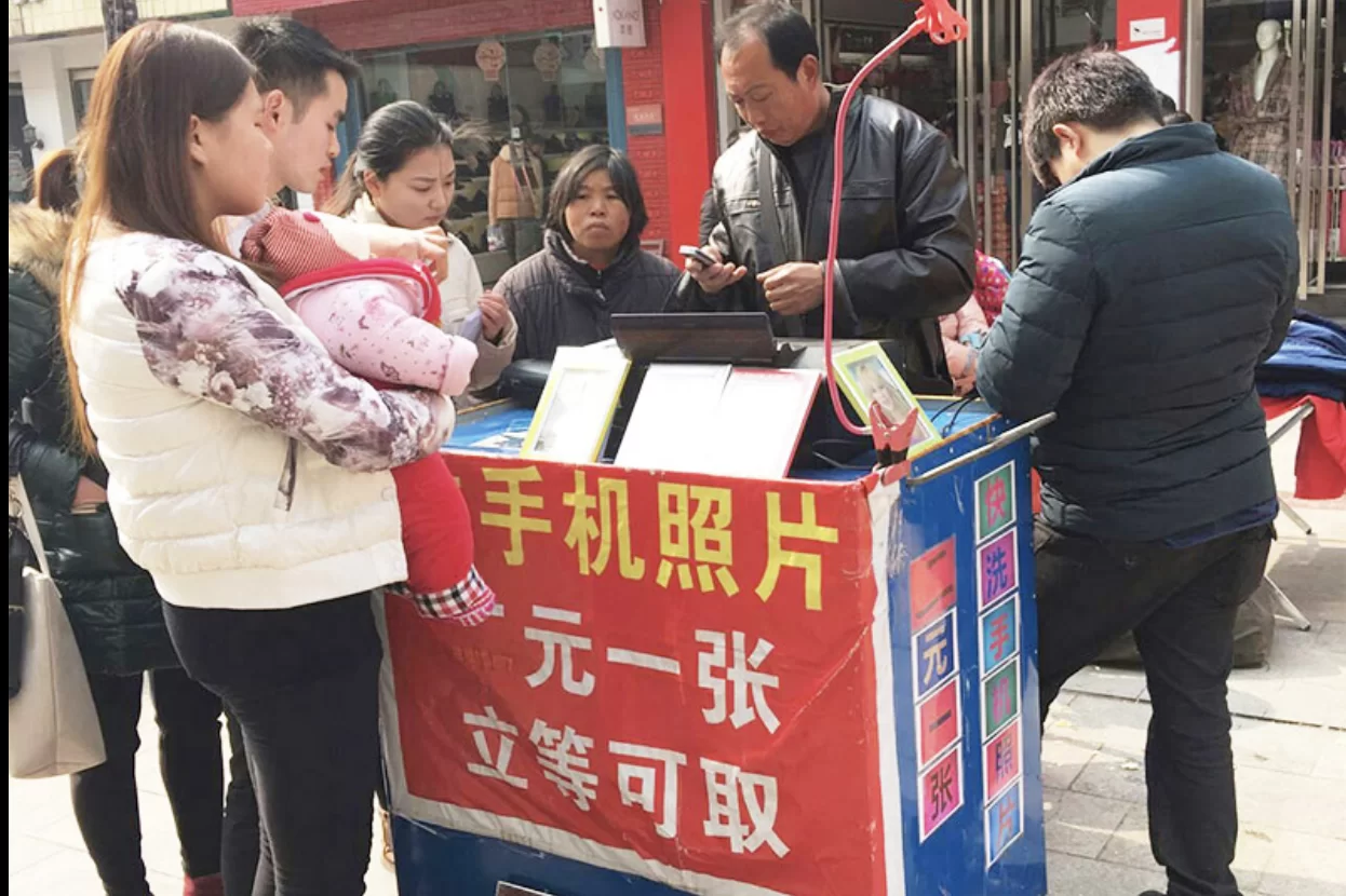 中午兼职摆摊违法吗?下班后做啥副业合法又适合上班族宝妈?