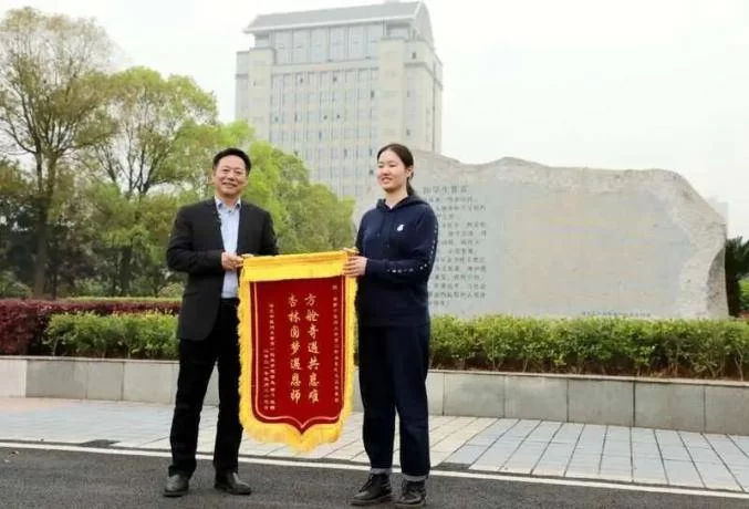 中医药院校教师业余时间能搞哪些副业赚钱,结合临床实践或开网店?