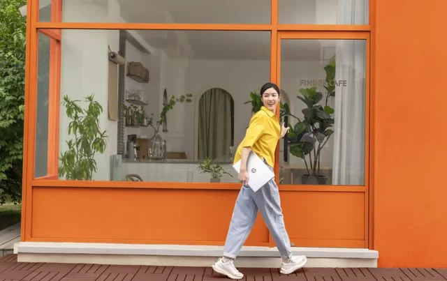 个人副业卖衣服到底能不能赚钱?摆地摊和开店真实情况咋样?