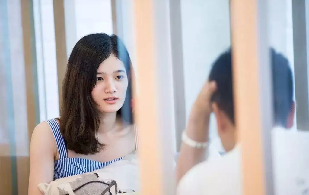 两名女大学生假期兼职做啥既能赚生活费又不耽误学习,有啥好推荐?