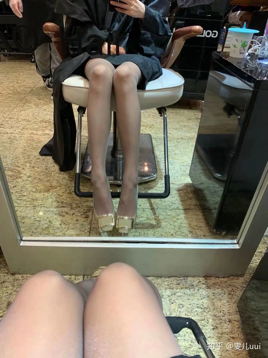 丝袜长腿美女穿丝袜挠痒痒挠脚心,边挠边脱到底啥感觉?