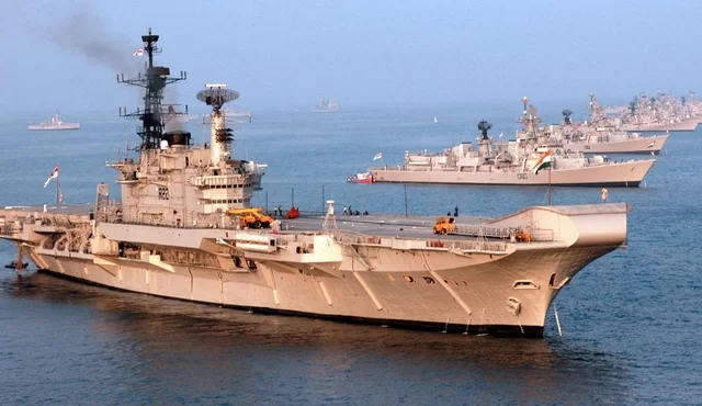 东阳寒假兼职真这么猛？农机厂里开空天航母，小孩哥都杀疯了！