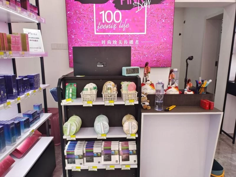 开化妆品店赚钱,还是卖衣服做餐饮更挣钱?