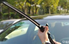 QQ3后雨刷器如何喷水 清洗玻璃的正确方法是什么？
