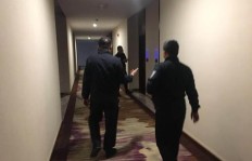 酒店内女子为何赚钱时被警方当场抓获？