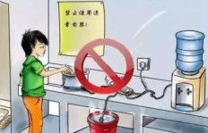 学校机房竟暗藏副业？学生如何应对这一现象？