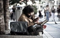 美国流浪汉如何谋生？实拍视频揭露他们的赚钱之道