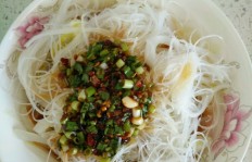 如何制作饭店级别的凉拌粉丝？大厨私授调料与做法秘籍