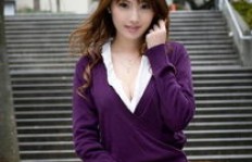 台上美女卖唱为生，收入几何令人好奇？